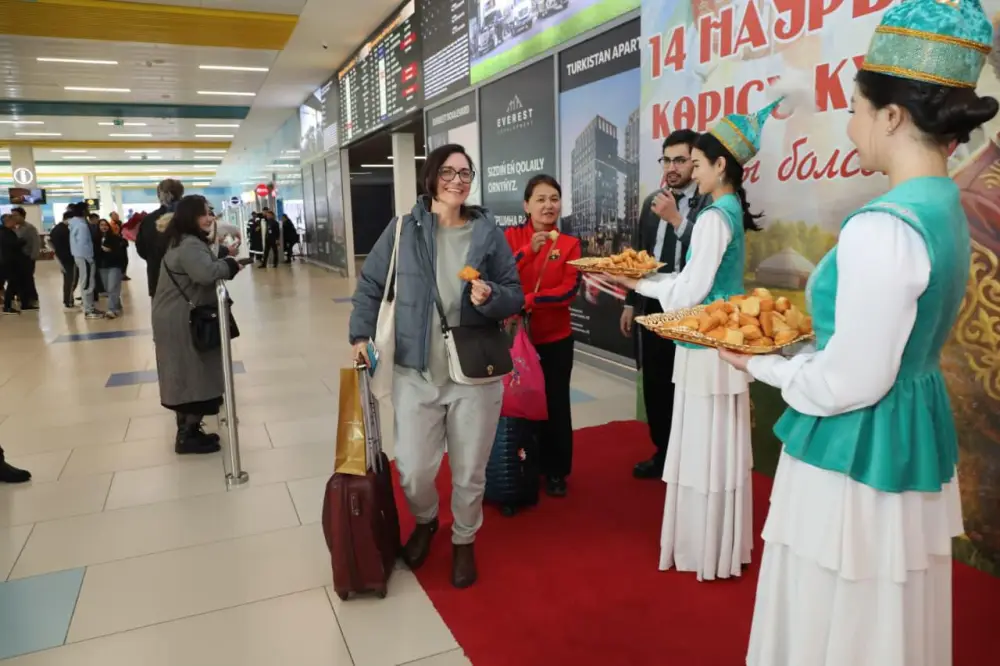 В Международном аэропорту Алматы прошла праздничная акция ко Дню Көрісу в рамках Наурызнама (2)