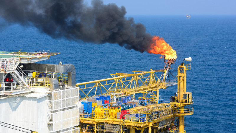 Эвакуация населения из-за угрозы авиаударов по нефтяным объектам в Персидском заливе: социальные последствия {city2}