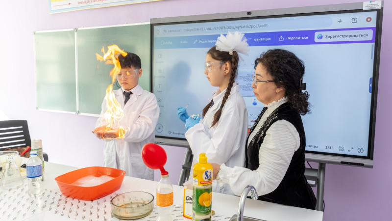 Каспийский трубопроводный консорциум-Казахстан модернизирует кабинеты химии в сельских школах в рамках благотворительной программы {city2}