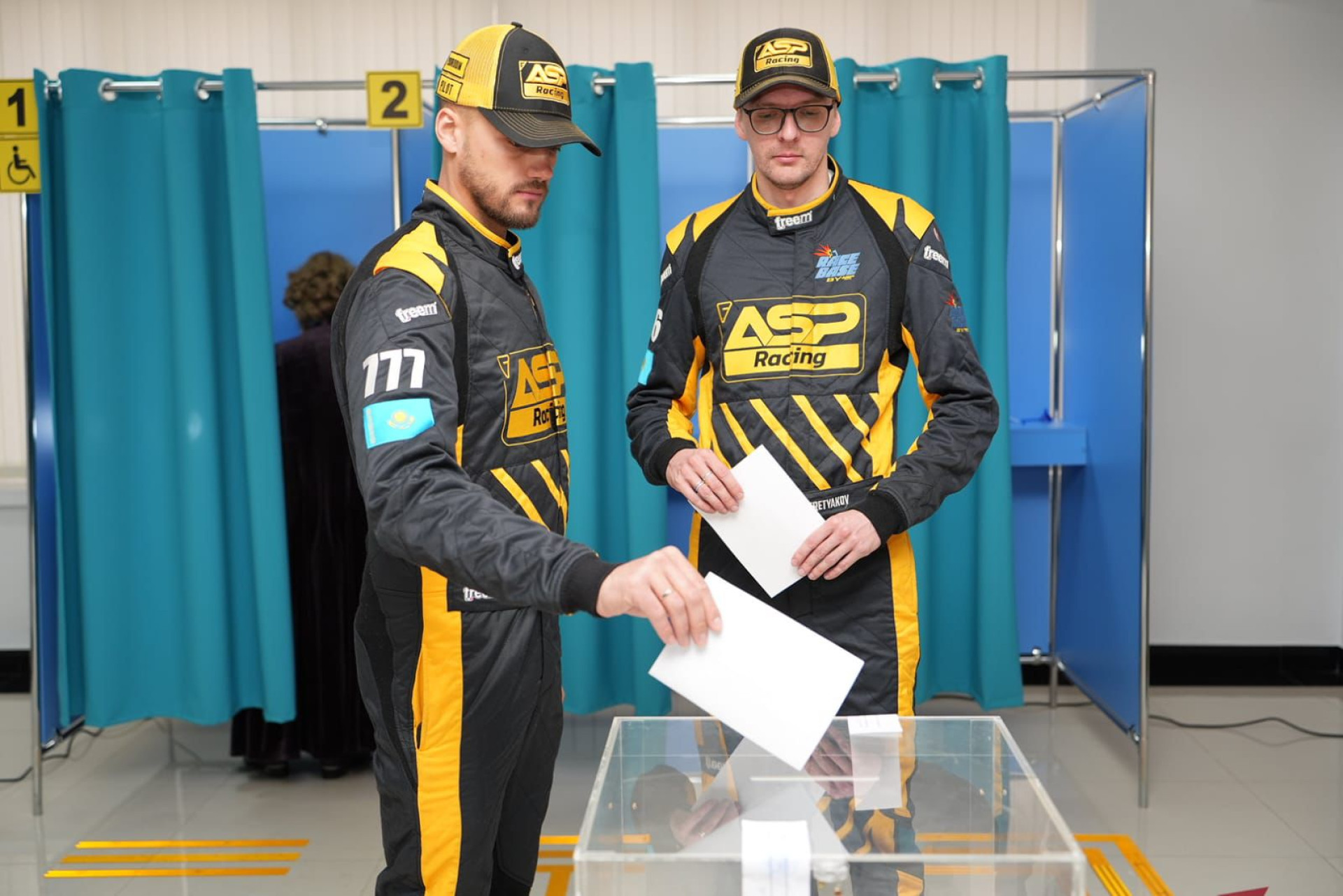 Победители соревнований по Дрифту Петр Бородин и Евгений Васькин