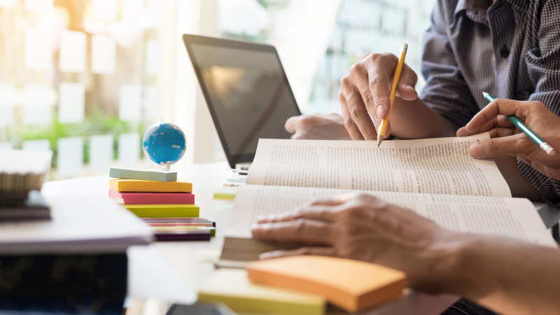 Президент Токаев запускает новый курс: пересмотр госгрантов для зарубежных вузов как навигация в океане науки {city2}