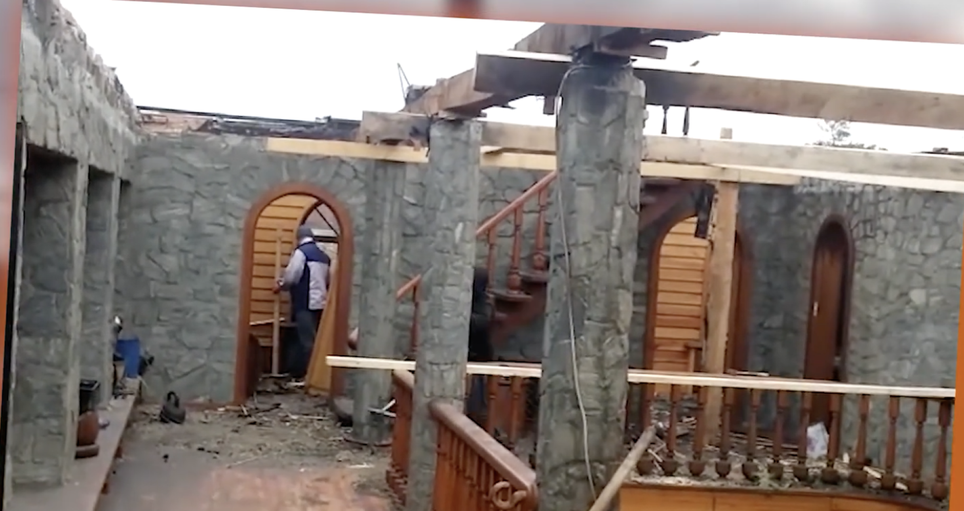 Последствия пожара в доме-музее деревянных скульптур в Усть-Каменогорске. Кадр из видео канала 'Алтай — дело тонкое'