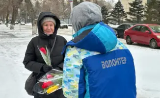 В Астане волонтеры вручили 1 000 тюльпанов в честь Международного женского дня