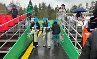 Волонтеры Алматы провели уборку на площади Астана после концерта
