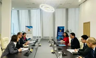 Глава АСПиР Асет Иргалиев провел встречу с представителем Всемирного банка Адрианом Фоззардом