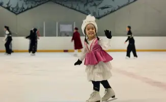 Массовое катание на льду в Алматы в национальных костюмах