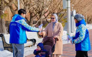 Волонтеры раздали баурсаки жителям Астаны
