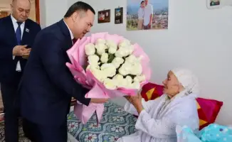 Чествование пожилых матерей в Туркестане к Международному женскому дню