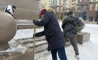 Уборка территории монумента «Қазақ еліне мың алғыс» в Астане в рамках международной акции по охране культурного наследия