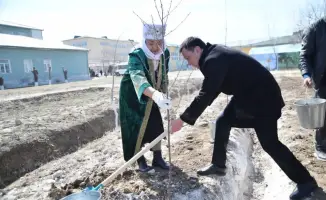 ТУРКЕСТАН: УЧАСТНИКИ АКЦИИ ПО ОЗЕЛЕНЕНИЮ В ОТЫРАРЕ ВЫСАДИЛИ 500 САЖЕНЦЕВ В ЧЕСТЬ ДНЯ ОБНОВЛЕНИЯ