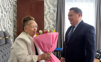 Поздравление акима Акмолинской области Марата Ахметжанова заслуженному учителю Майре Жетписовой с 8 марта