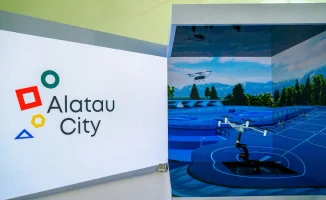 В Казахстане планируется строительство города Алатау, где появятся летающие такси и квадропорты, обеспечивающие передвижение со скоростью до 350 км/ч и без светофоров. Заместитель премьер-министра Канат Бозумбаев сообщил о революционном способе передвижен