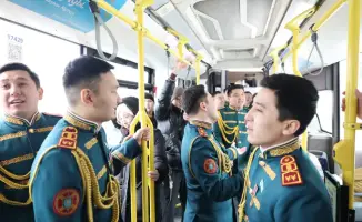 Мужской хор Нацгвардии МВД РК исполнил песни и вручил цветы женщинам в общественном транспорте и на вокзале 'Нұрлы жол'