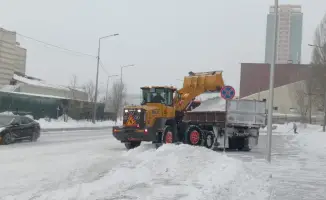 Астана очищается от снега: тысячи рабочих на месте