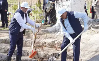 Олжас Бектенов принял участие в акции по очистке родника «Ақ-Ата» в рамках инициативы «Таза Қазақстан»