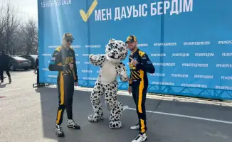 Гражданская активность на референдуме: избиратель в костюме снежного барса