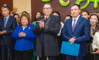 Наурыз в министерстве: обряд перерезания пут