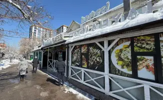 В Алматы сносят незаконное кафе: стройка без разрешений ушла под нож