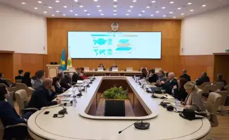 Международные наблюдатели активно следят за референдумом в Казахстане