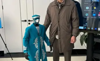 Робот в казахском костюме на референдуме!