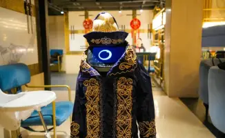 Робот в чапане встречает гостей в Астане