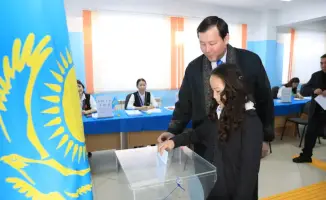 Голосование как шаг к светлому будущему: Аким Актюбинской области Асхат Шахаров на референдуме