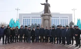 Цветы памяти: в Таразе почтили великого Жамбыла у его памятника