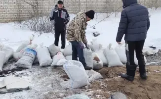 В Абайской области продолжается круглосуточный вывоз снега и откачка талых вод