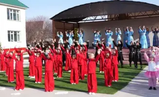 В селе Байсерке референдум проходит под звуки этно-брейка