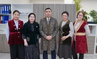 Государственные служащие Туркестанской области пришли на работу в национальной одежде, поддерживая декаду "Наурызнама"