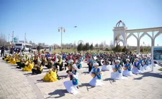 Более 500 юных домбристов в Туркестане исполнили кюи в едином музыкальном потоке