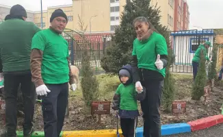 Дети и родители высадили деревья в Алматы