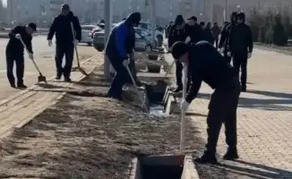 Уральск: стартовал первый общегородской субботник года с участием 300 человек