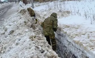 Сотрудничество армии и местных служб в очистке арыков и каналов от снега в Уральске