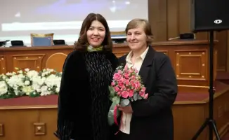 Награждение учителя Марии Бедриной знаком Почетный работник сферы образования в Министерстве просвещения