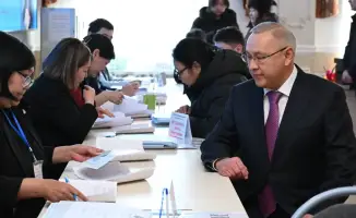 Аким Жетісу Бейбит Исабаев голосует на референдуме по новой Конституции