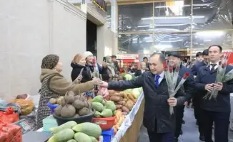 САРЫАГАШ: РОЗЫ В РУКАХ ЖЕНЩИН — СИМВОЛ ВЕСНЫ И УВАЖЕНИЯ