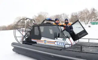 Спасатели успешно провели учения по спасению рыбака с дрейфующей льдины в Павлодаре