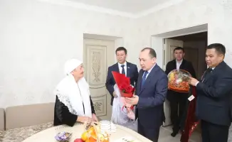 В Сарыагаше отметили Международный женский день, чествуя матерей-долгожительниц