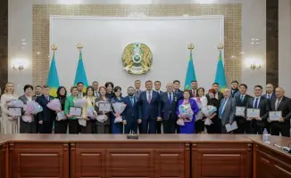 Золотые звезды за преданность: аким области наградил героев новой Конституции