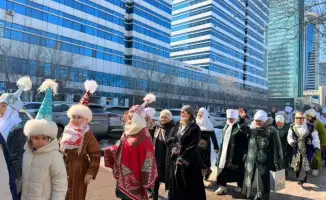 В Астане пенсионеры провели шествие национальных костюмов, способствуя популяризации казахской культуры