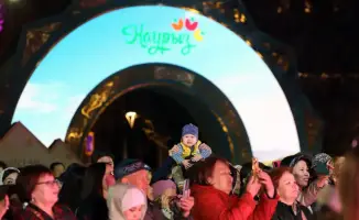 Семейные и дружеские встречи на площади Абая в Алматы в честь Наурыза