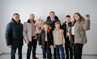 Аким области посетил Тайыншинский район и поддержал социально уязвимые группы населения через вручение ключей от нового 18-квартирного дома