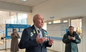 Аксакал Амангельды Беспаев голосует в Шенгельды