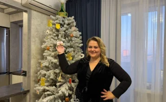 Ёлка, как мост между зимними праздниками и весенним обновлением: костанайская волшебница Вера Мадиева украсила новогодний символ в духе Наурыза