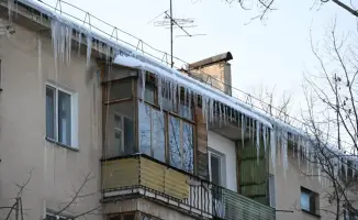 Усиление контроля за очисткой крыш жилых домов от снега в Алматы: меры безопасности для жителей