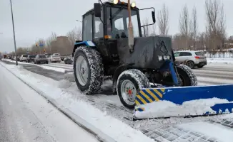 В Астане активно задействованы дорожные рабочие и спецтехника для борьбы со снегом в условиях зимних погодных условий
