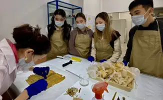 Сохраняя страницы истории: мастер-класс по восстановлению редких книг в Национальном центре рукописей