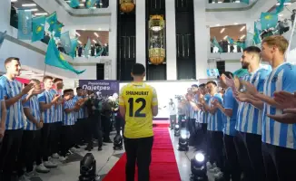 Презентация нового состава футбольной команды «Окжетпес» состоялась в ТРЦ Koksetau Mall с вручением ключей от автобуса и выступлением португальской певицы.