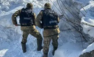Военнослужащие 2-го спасательного батальона в Алтайском районе проводят мероприятия по предотвращению паводков для защиты местного населения.